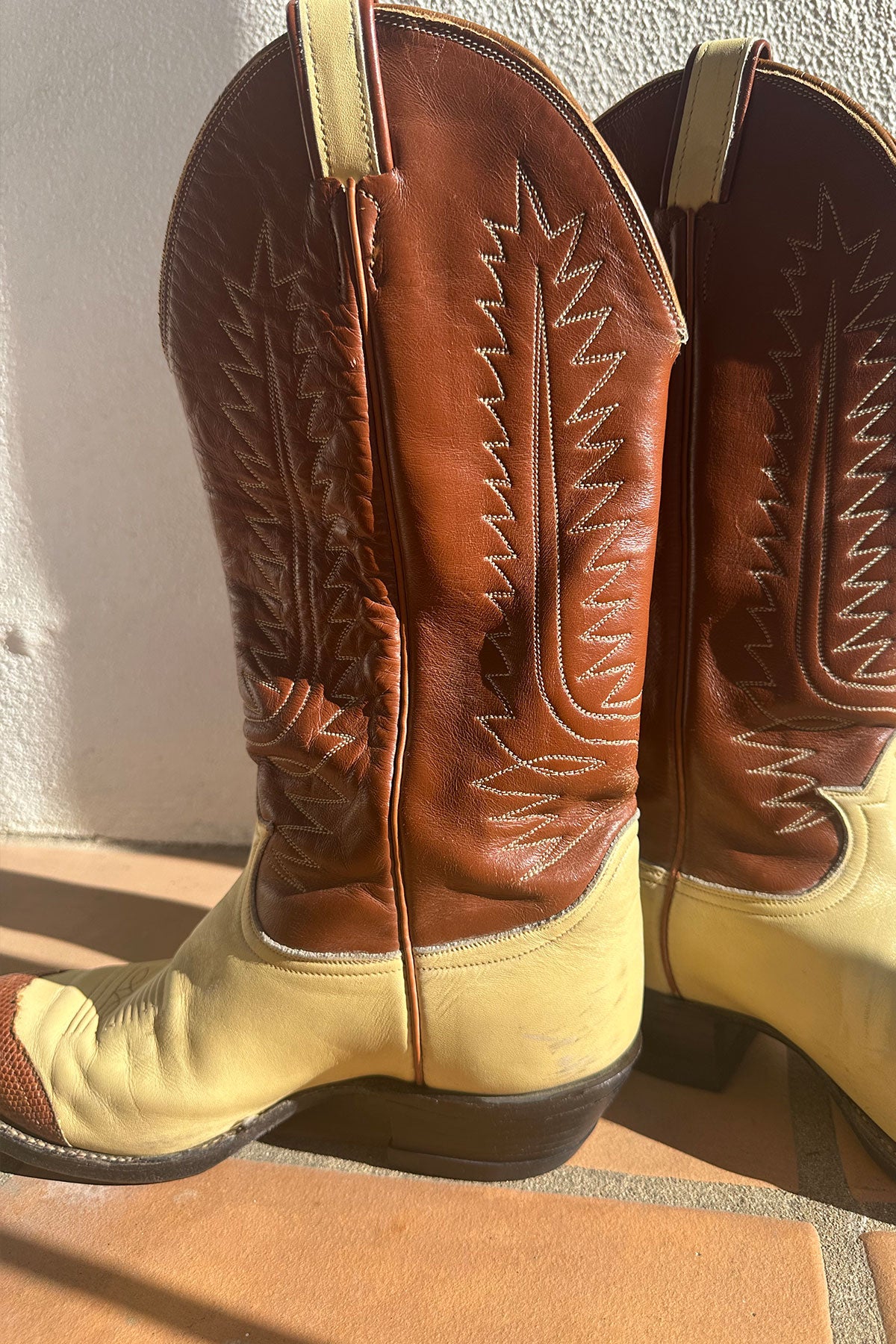 VINTAGE TONY LAMA COWBOY BOOTS | 2 tone cream and brown
