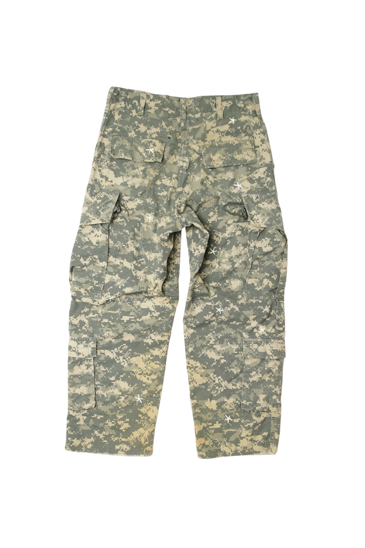 DIGITAL CAMO CARGO | daisy embroidery detail