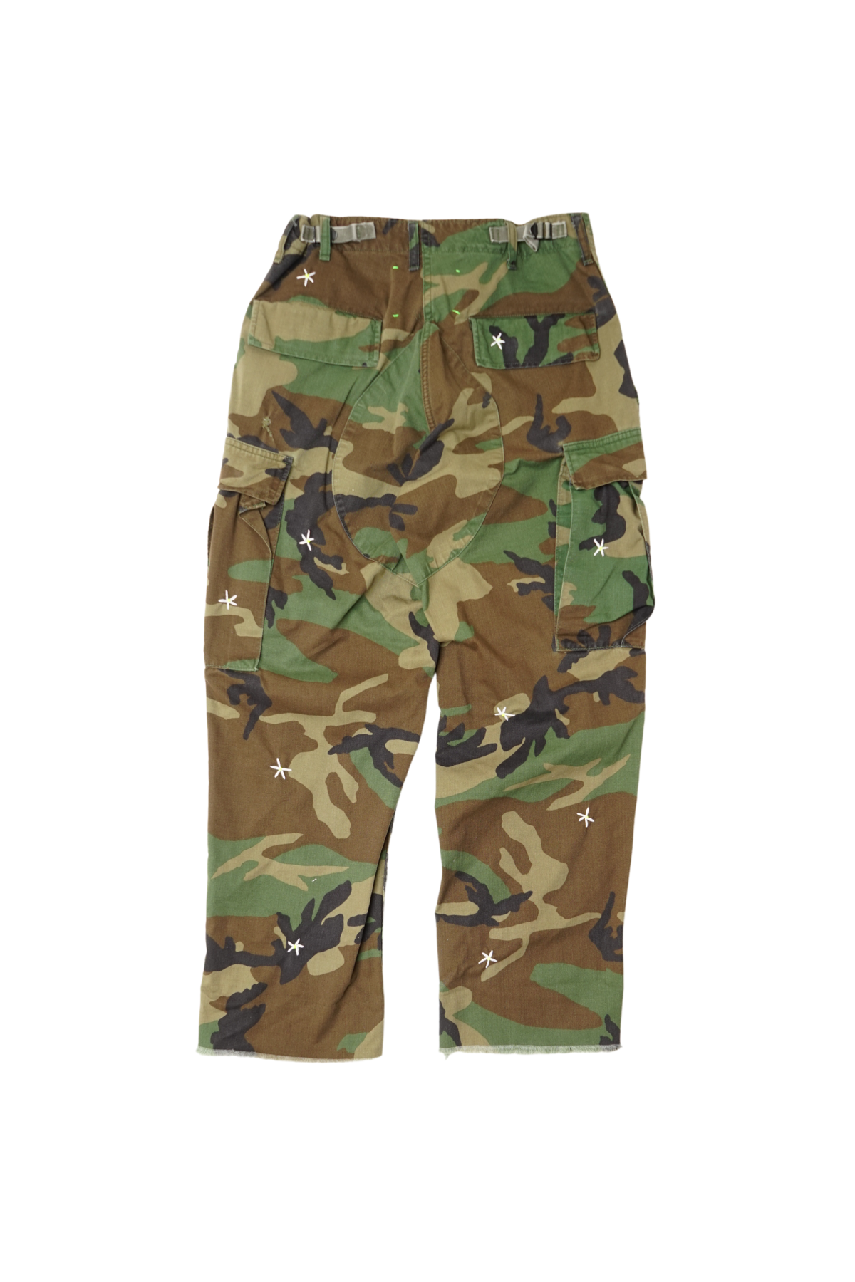 CAMO CARGO | daisy embroidery detail