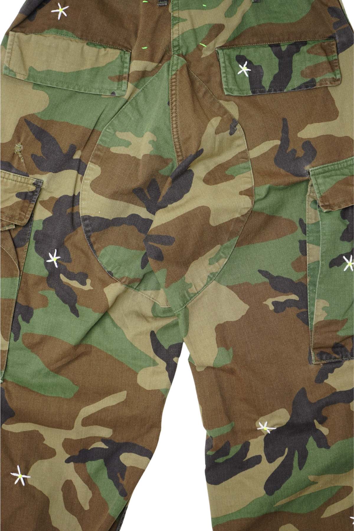 CAMO CARGO | daisy embroidery detail