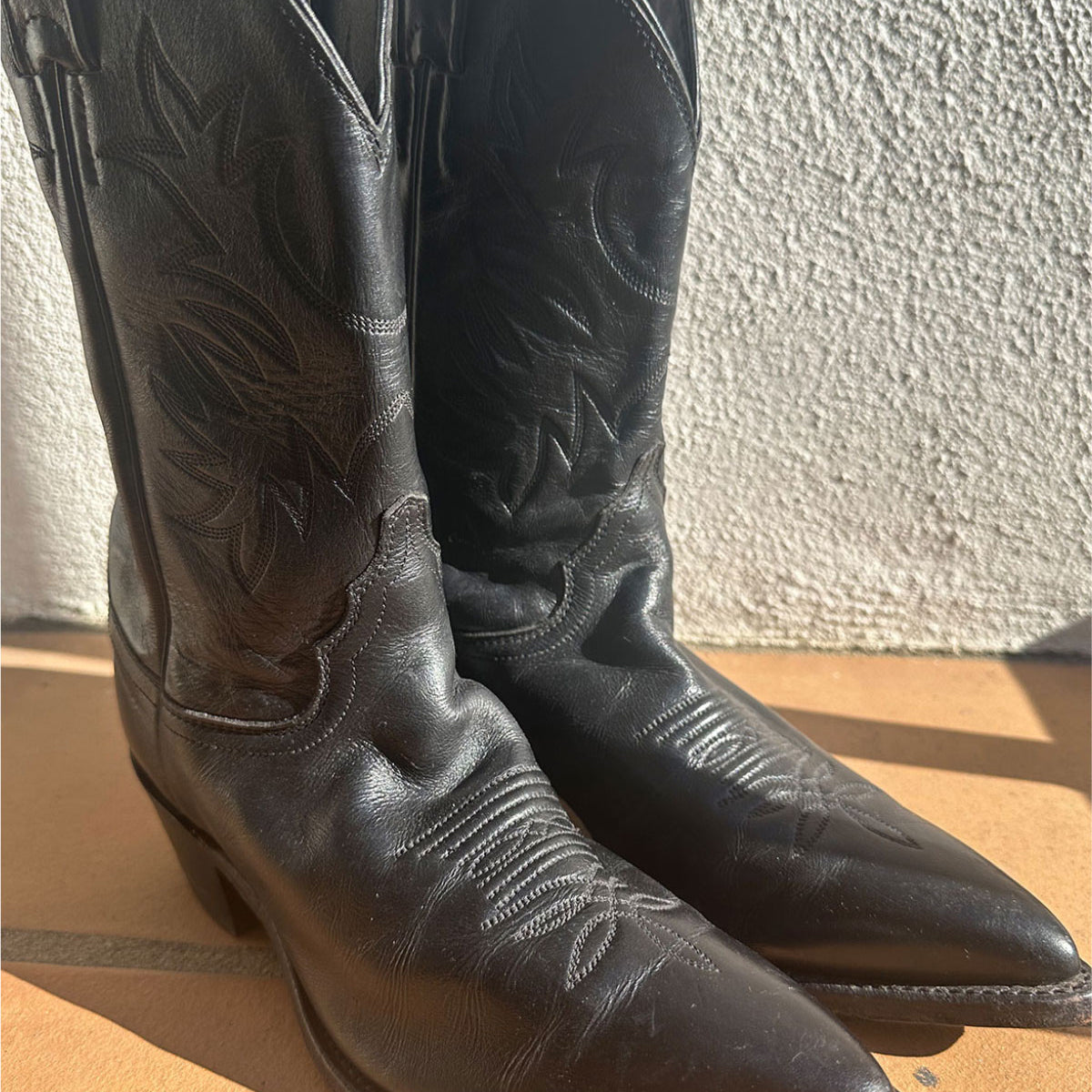 VINTAGE JUSTIN COWBOY BOOTS | black display picture 1