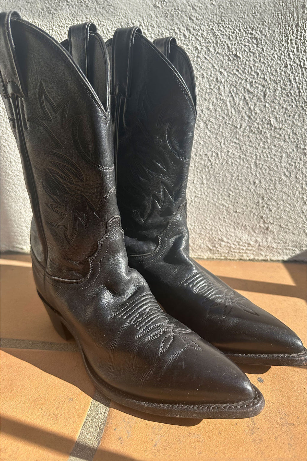 VINTAGE JUSTIN COWBOY BOOTS | black display picture 1
