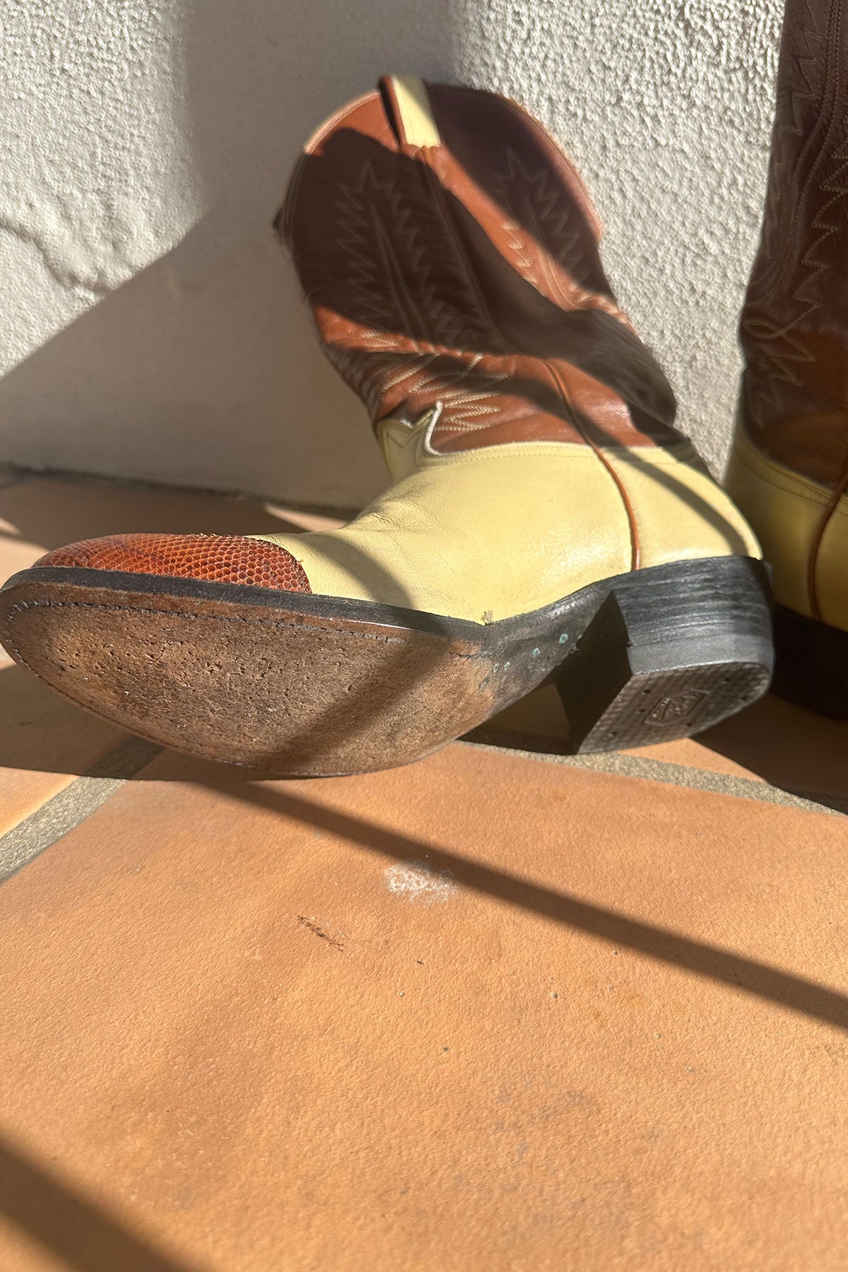 VINTAGE TONY LAMA COWBOY BOOTS | 2 tone cream and brown
